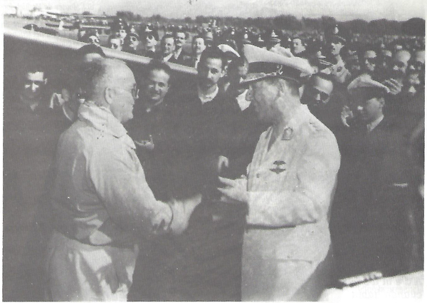 Kurt Tank saluda al General Juan D. Perón tras la presentación del Pulqui II - Sputnik Mundo