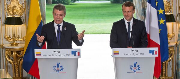 Presidente de Colombia, Juan Manuel Santos, y presidente de Francia, Emmanuel Macron - Sputnik Mundo