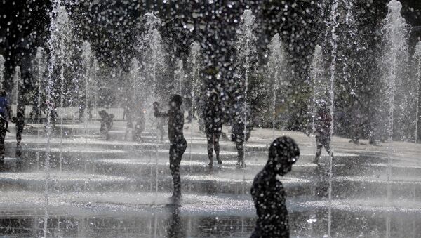 La gente se salva del calor en Francia - Sputnik Mundo