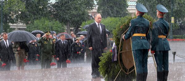 Vladímir Putin realiza una ofrenda floral en Moscú - Sputnik Mundo
