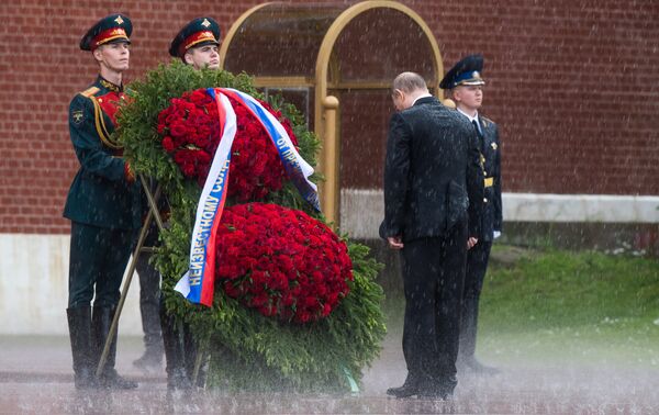 Vladímir Putin realiza una ofrenda floral en Moscú Vladímir Putin realiza una ofrenda floral en Moscú - Sputnik Mundo