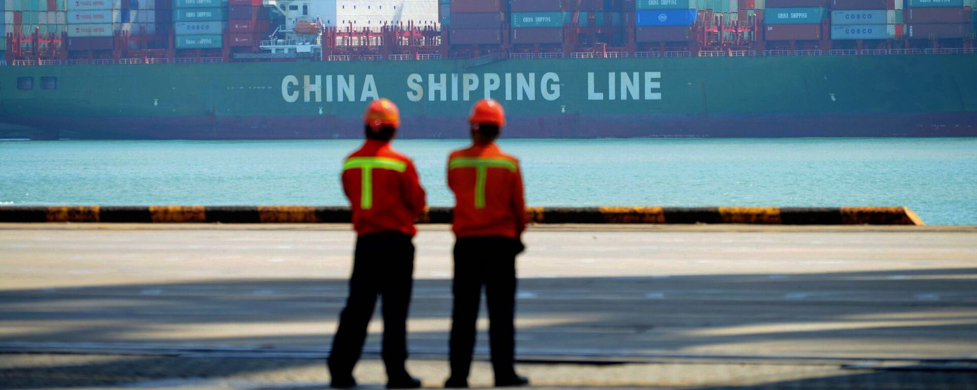 Trabajadores chinos en un muelle de carga del puerto de Qingdao, provincia de Shandong, China - Sputnik Mundo, 1920, 03.01.2022