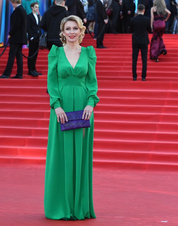 Estilo ruso: los mejores vestidos de María Zajárova - Sputnik Mundo