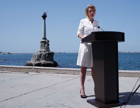 Estilo ruso: los mejores vestidos de María Zajárova - Sputnik Mundo