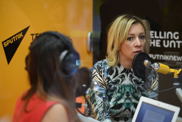 Estilo ruso: los mejores vestidos de María Zajárova - Sputnik Mundo