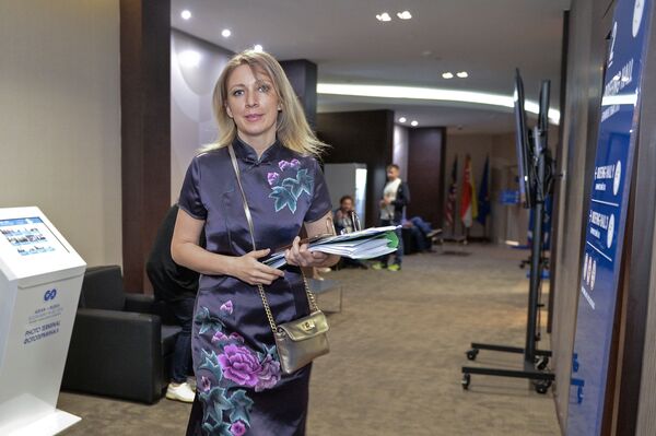 Estilo ruso: los mejores vestidos de María Zajárova - Sputnik Mundo