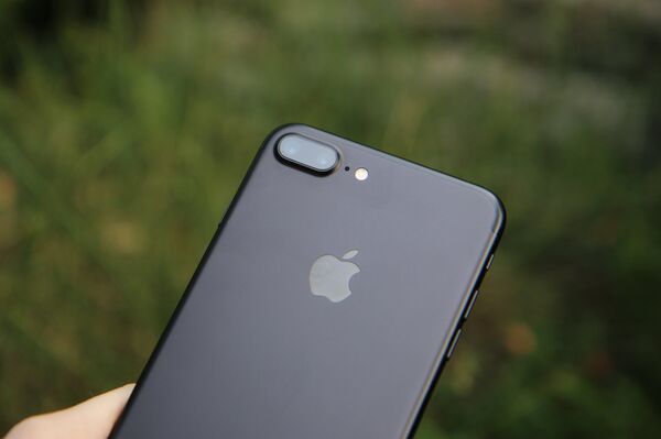 Parte trasera del iPhone 7 Plus - Sputnik Mundo