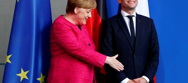 Emmanuel Macron, presidente de Francia, y Angela Merkel, canciller alemana (archivo) - Sputnik Mundo