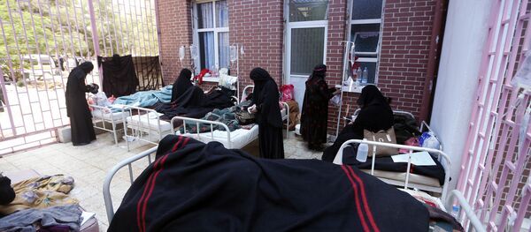 Yemenis suspected of being infected with cholera receive treatment at a hospital in Sanaa on May 6, 2017 - Sputnik Mundo