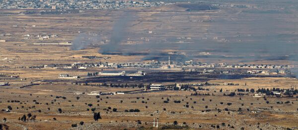 Israeli-occupied Golan Heights shows smoke billowing from the Syrian side of the border - Sputnik Mundo
