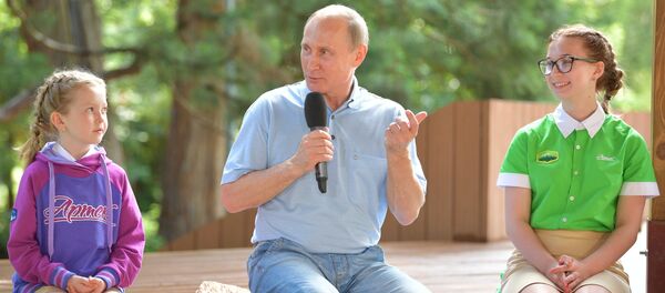 Vladímir Putin, presidente de Rusia, en el campamento de verano Artek - Sputnik Mundo