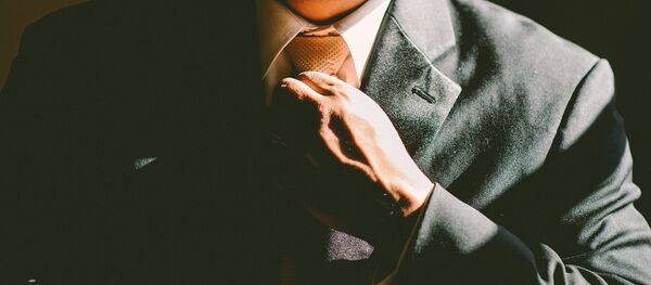 Un hombre ajusta su corbata - Sputnik Mundo