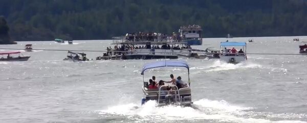 El naufragio del barco turístico El Almirante El naufragio del barco turístico El Almirante - Sputnik Mundo