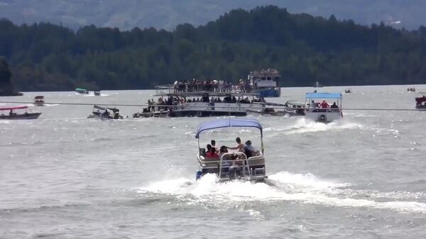 El naufragio del barco turístico El Almirante - Sputnik Mundo