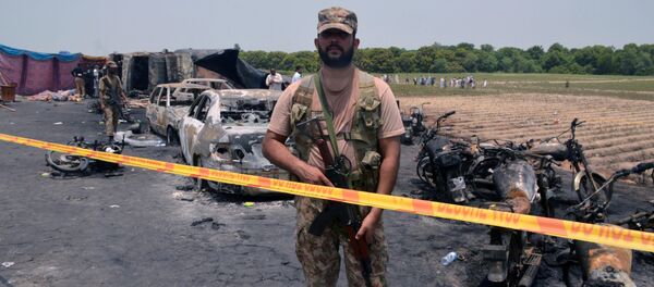 Lugar de explosión de un camión cisterna en Pakistán - Sputnik Mundo