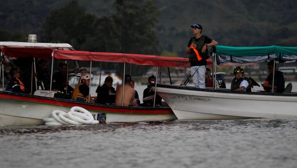 Rescatistas trabajan en el lugar del naufragio en Colombia Rescatistas trabajan en el lugar del naufragio en Colombia - Sputnik Mundo