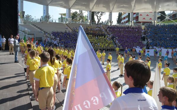 Vladímir Putin habla con los niños en Crimea - Sputnik Mundo
