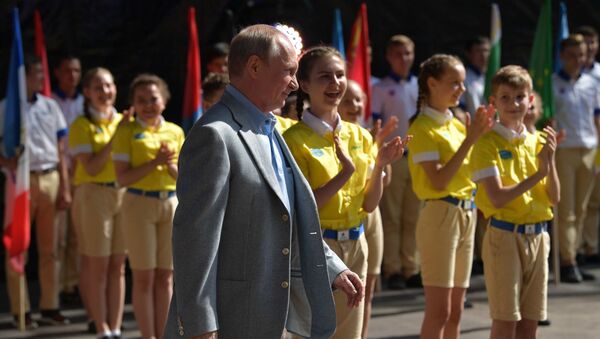 Vladímir Putin habla con los niños en Crimea - Sputnik Mundo