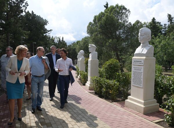 Vladímir Putin habla con los niños en Crimea - Sputnik Mundo