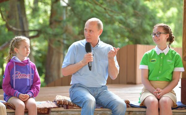 Vladímir Putin habla con los niños en Crimea - Sputnik Mundo