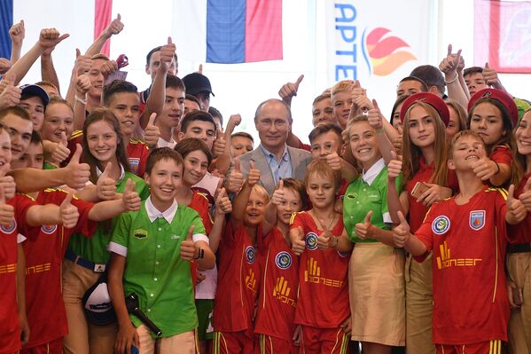Vladímir Putin habla con los niños en Crimea - Sputnik Mundo