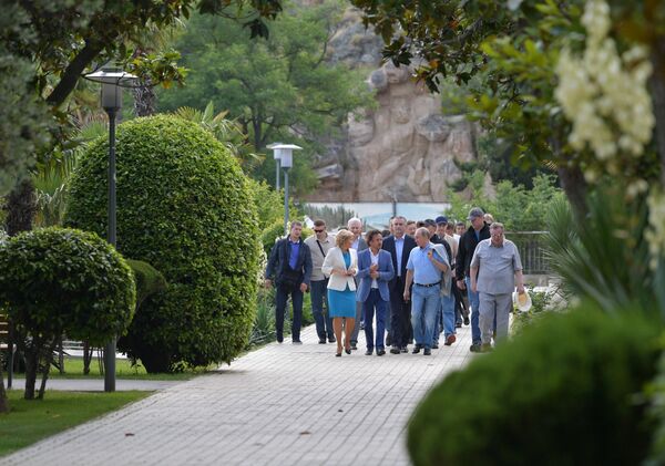 Vladímir Putin habla con los niños en Crimea - Sputnik Mundo