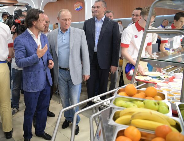 Vladímir Putin habla con los niños en Crimea - Sputnik Mundo