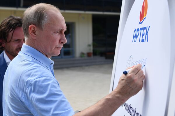 Vladímir Putin habla con los niños en Crimea - Sputnik Mundo