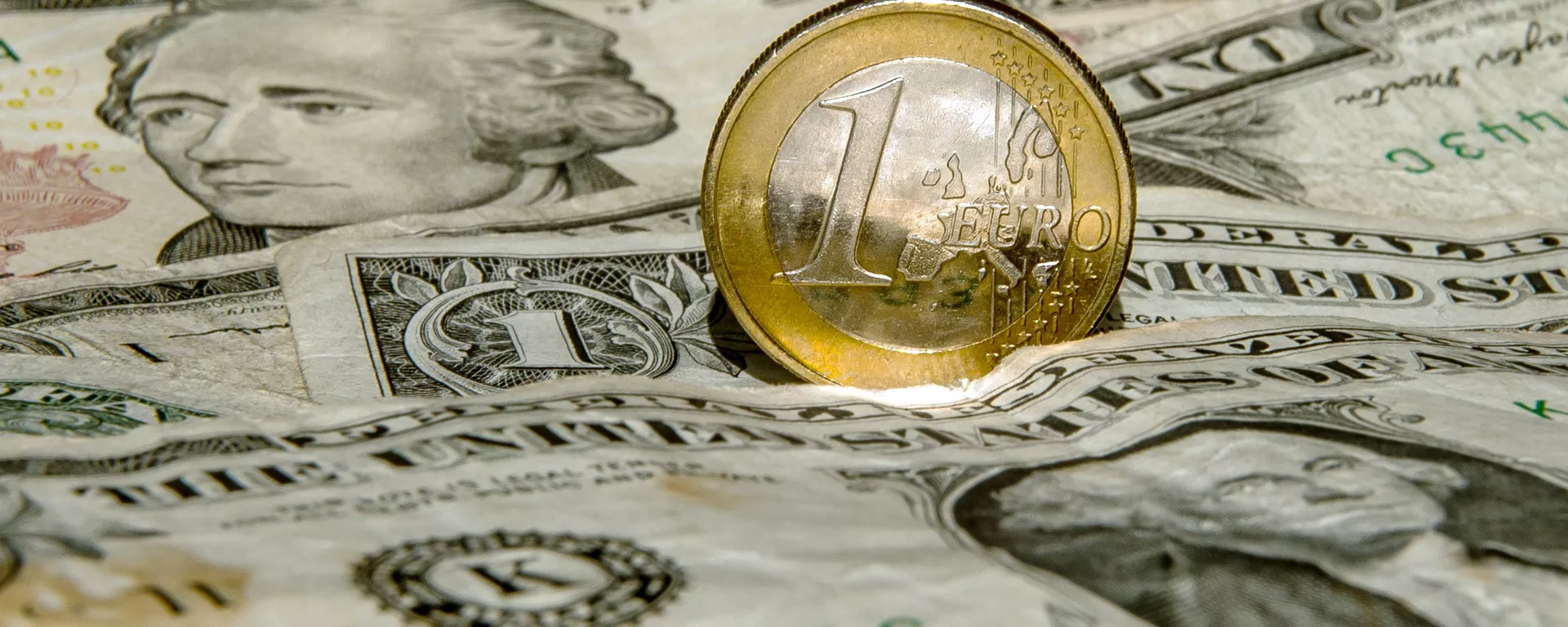 La moneda de un euro en el billete de un dólar estadounidense La moneda de un euro en el billete de un dólar estadounidense - Sputnik Mundo, 1920, 24.11.2023