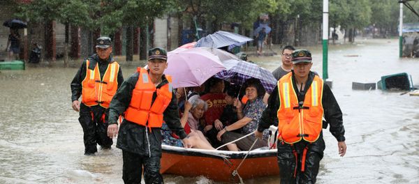 Rescatadores chinos tras las fuertes lluvias - Sputnik Mundo