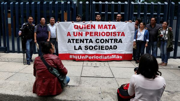 Protesta en marco de desapareción de un periodista mexicano - Sputnik Mundo
