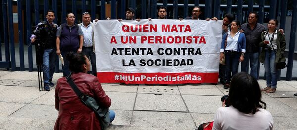 Protesta en marco de desapareción de un periodista mexicano - Sputnik Mundo