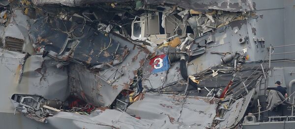 El USS Fitzgerald tras la colisión con carguero filipino - Sputnik Mundo