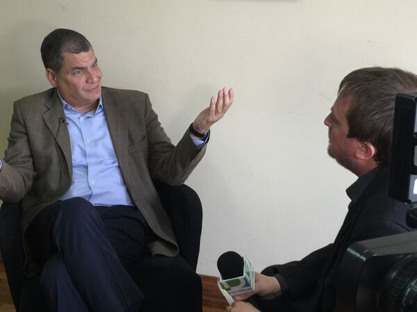 Rafael Correa, expresidente de Ecuador, durante la entrevista con Fabián Cardozo - Sputnik Mundo