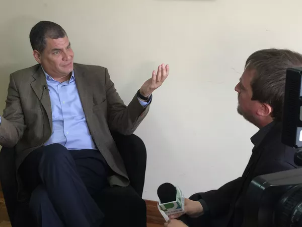 Rafael Correa, expresidente de Ecuador, durante la entrevista con Fabián Cardozo Rafael Correa, expresidente de Ecuador, durante la entrevista con Fabián Cardozo - Sputnik Mundo