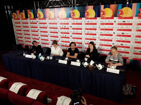 Los directores argentinos Ernesto Ardito y Virna Molina ofrecen una rueda de prensa en Moscú - Sputnik Mundo