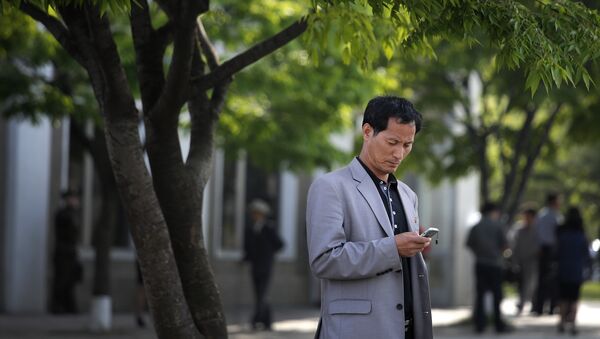 Un hombre con un teléfono celular - Sputnik Mundo