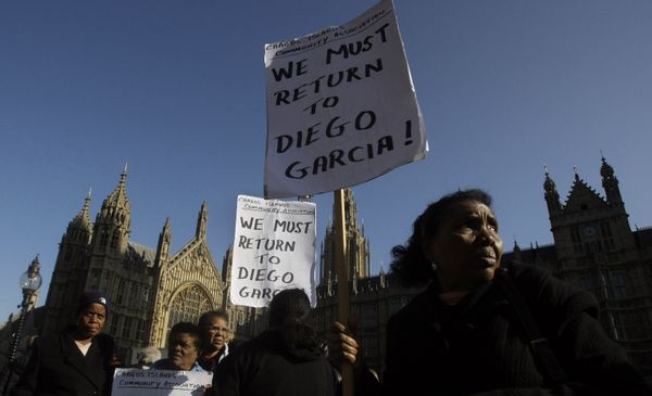 Manifestantes en Londres con carteles: ¡Debemos regresar a Diego García! (archivo) - Sputnik Mundo