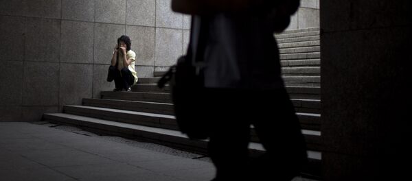 Una mujer con un teléfono celular en Pyongyang - Sputnik Mundo