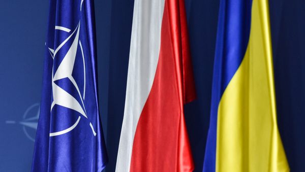 Las banderas de la OTAN, Polonia y Ucrania Las banderas de la OTAN, Polonia y Ucrania - Sputnik Mundo