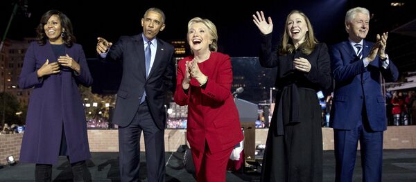 Excandidata a la presidencia de EEUU, Hillary Clinton (en el centro) rodeada de los expresidentes demócratas Barack Obama (a la izquierda) y Bill Clinton (a la derecha) - Sputnik Mundo