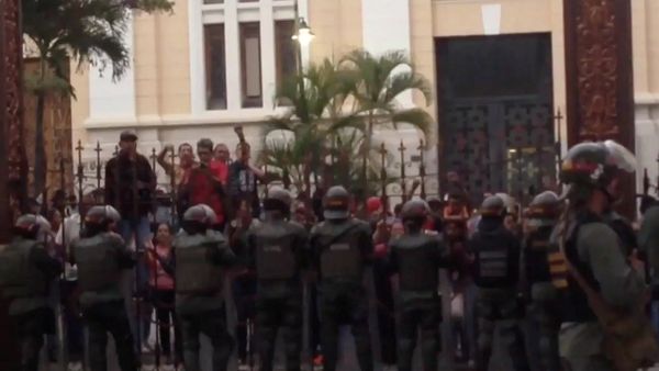 Manifestantes rodean la sede del Parlamento venezolano Manifestantes rodean la sede del Parlamento venezolano - Sputnik Mundo