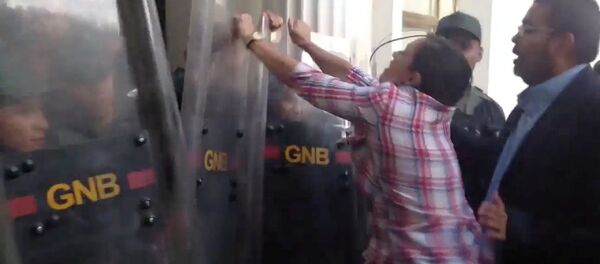 Manifestantes rodean la sede del Parlamento venezolano - Sputnik Mundo