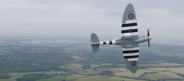 Un 'as' de la Luftwaffe nazi vuela en el avión más emblemático de la RAF británica (vídeo) - Sputnik Mundo