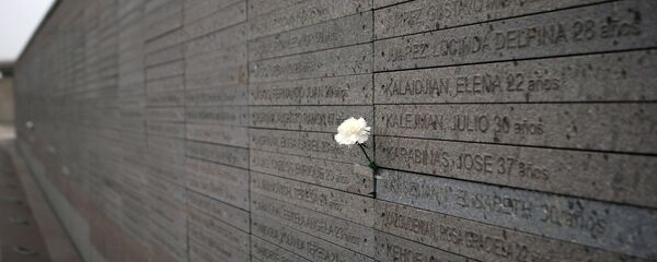 Monumento a las Víctimas del Terrorismo de Estado, con los nombres de los desaparecidos y asesinados durante la dictadura en Argentina (1976-1983) - Sputnik Mundo