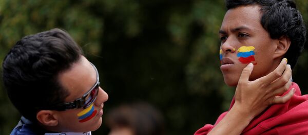 La gente pintando la bandera de Venezuela en las mejillas - Sputnik Mundo