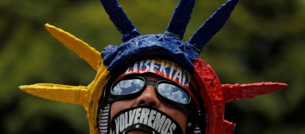 Un manifestante en Venezuela - Sputnik Mundo