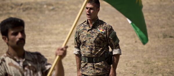 Comandante instruye a un nuevo recluta del Partido Democrático del Kurdistán Iraní en el norte de Irak (archivo) - Sputnik Mundo