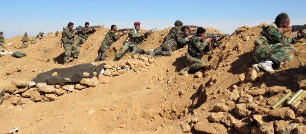 Syrian Army soldiers take positions on the outskirts of Syria's Raqa region on February 19, 2016 Syrian Army soldiers take positions on the outskirts of Syria's Raqa region on February 19, 2016 - Sputnik Mundo