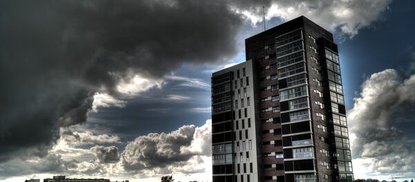 Una nube está avanzando hacia una casa - Sputnik Mundo